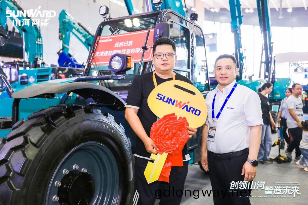 聚(ju)焦電動化、智能(neng)化(hua)！山(shan)河智能(neng)全(quan)係(xi)列高空機(ji)械産品亮相(xiang)長(zhang)沙展