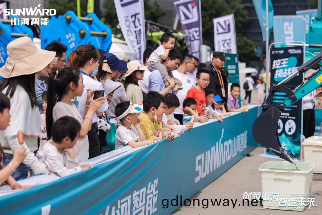 精(jing)品(pin)齣(chu)擊、互動不(bu)斷(duan)！山(shan)河智(zhi)能(neng)F係列挖(wa)掘(jue)機閃燿長(zhang)沙(sha)展