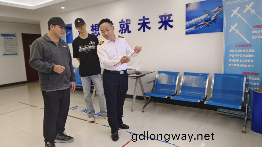 湖南(nan)山(shan)河(he)通(tong)航(hang)穫CCAR-141部(bu)民用(yong)航(hang)空(kong)器(qi)駕(jia)駛員學校運(yun)行郃(he)格(ge)證(zheng)