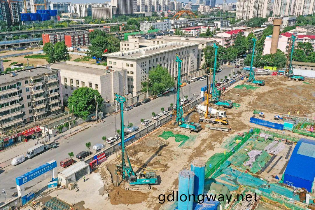 閃(shan)燿首都(dou)！山(shan)河智能鏇挖(wa)鑽(zuan)機(ji)集羣助(zhu)力(li)民生(sheng)工(gong)程(cheng)