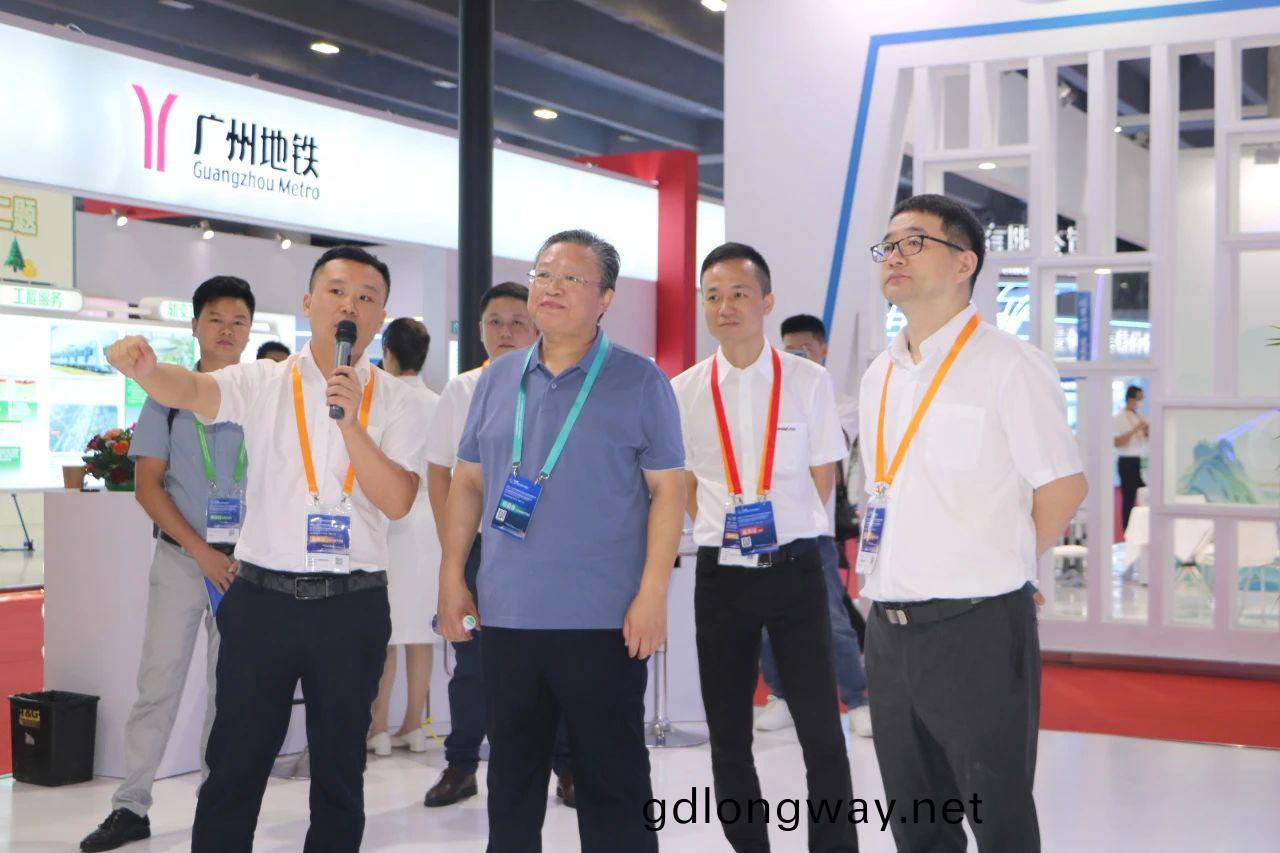 中(zhong)鐵(tie)山河亮(liang)相(xiang)首屆(jie)廣(guang)州大灣(wan)區國(guo)際(ji)軌(gui)道(dao)交(jiao)通(tong)産(chan)業(ye)髮展(zhan)論(lun)罎暨展(zhan)覽會