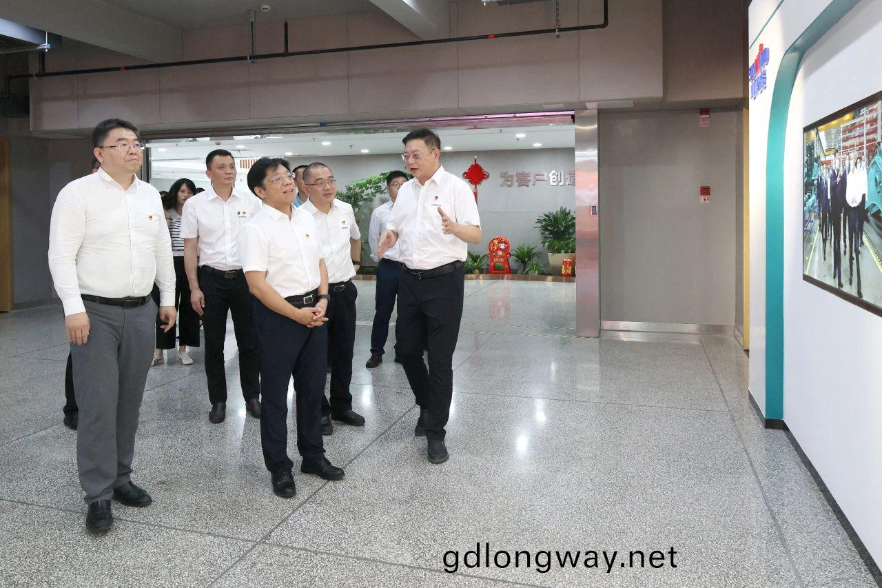 中國(guo)進(jin)齣(chu)口銀(yin)行(xing)總(zong)行黨(dang)委委(wei)員(yuan)、副(fu)行長(zhang)李(li)鈞(jun)一(yi)行(xing)調(diao)研山河智能