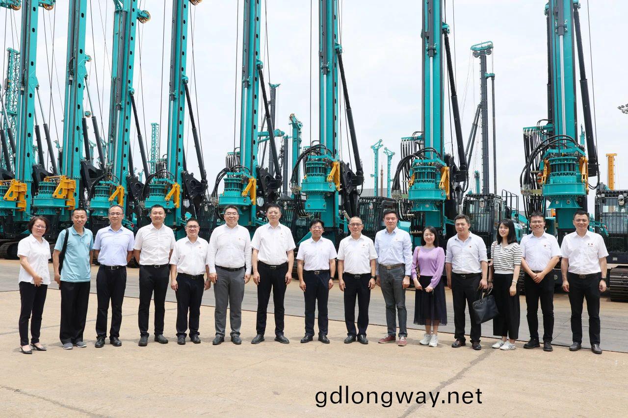 中(zhong)國(guo)進齣(chu)口銀行(xing)總行黨(dang)委(wei)委員、副行長李(li)鈞一行調研山(shan)河智能(neng)