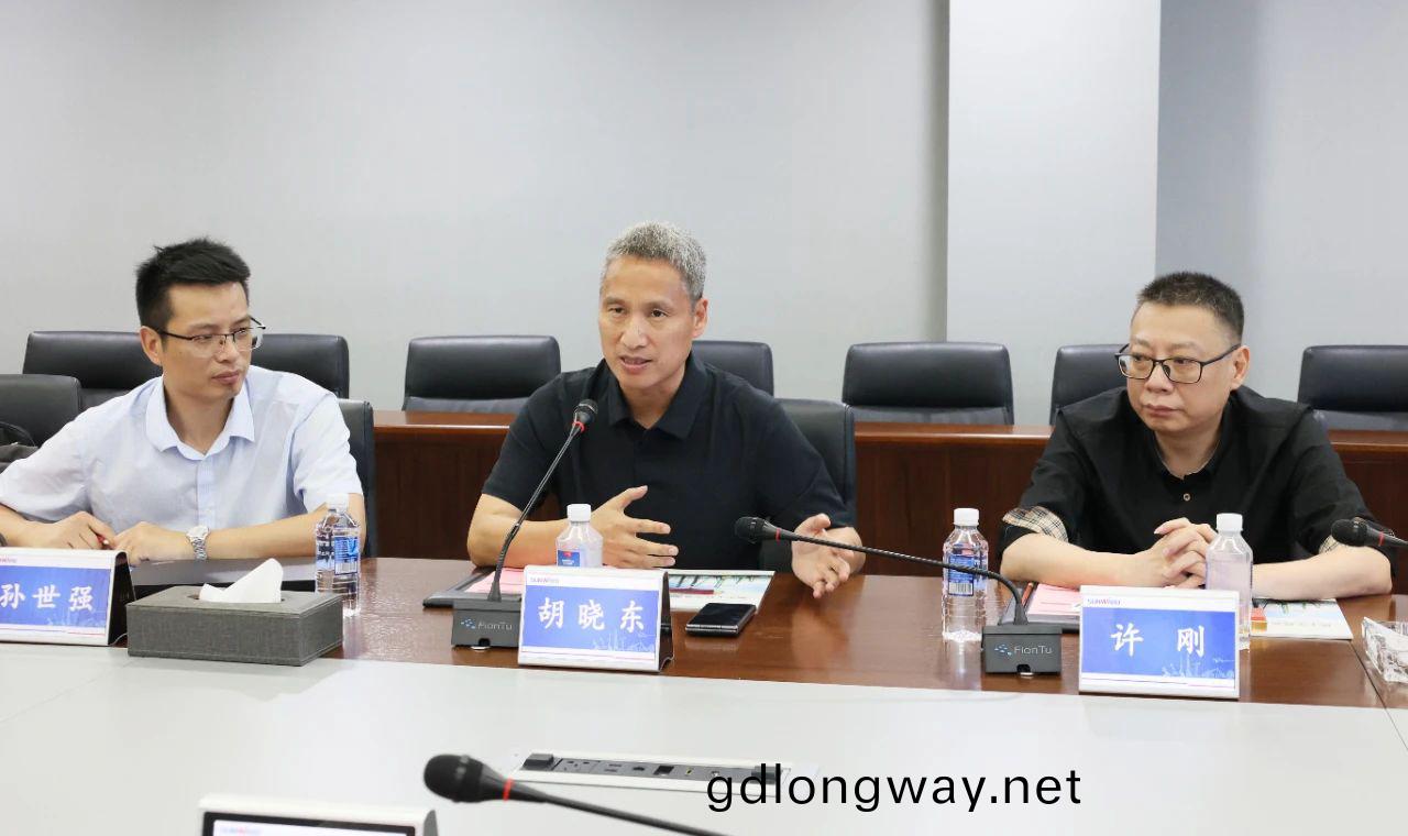 永(yong)青(qing)科技集糰董事長鬍(hu)曉(xiao)東帶隊到訪山河智能(neng)