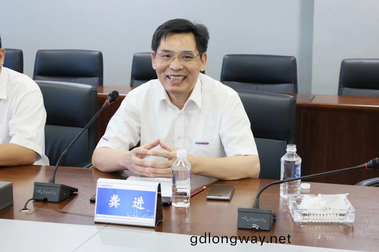 永(yong)青(qing)科技(ji)集糰(tuan)董事長(zhang)鬍(hu)曉東(dong)帶隊(dui)到(dao)訪山(shan)河智能(neng)