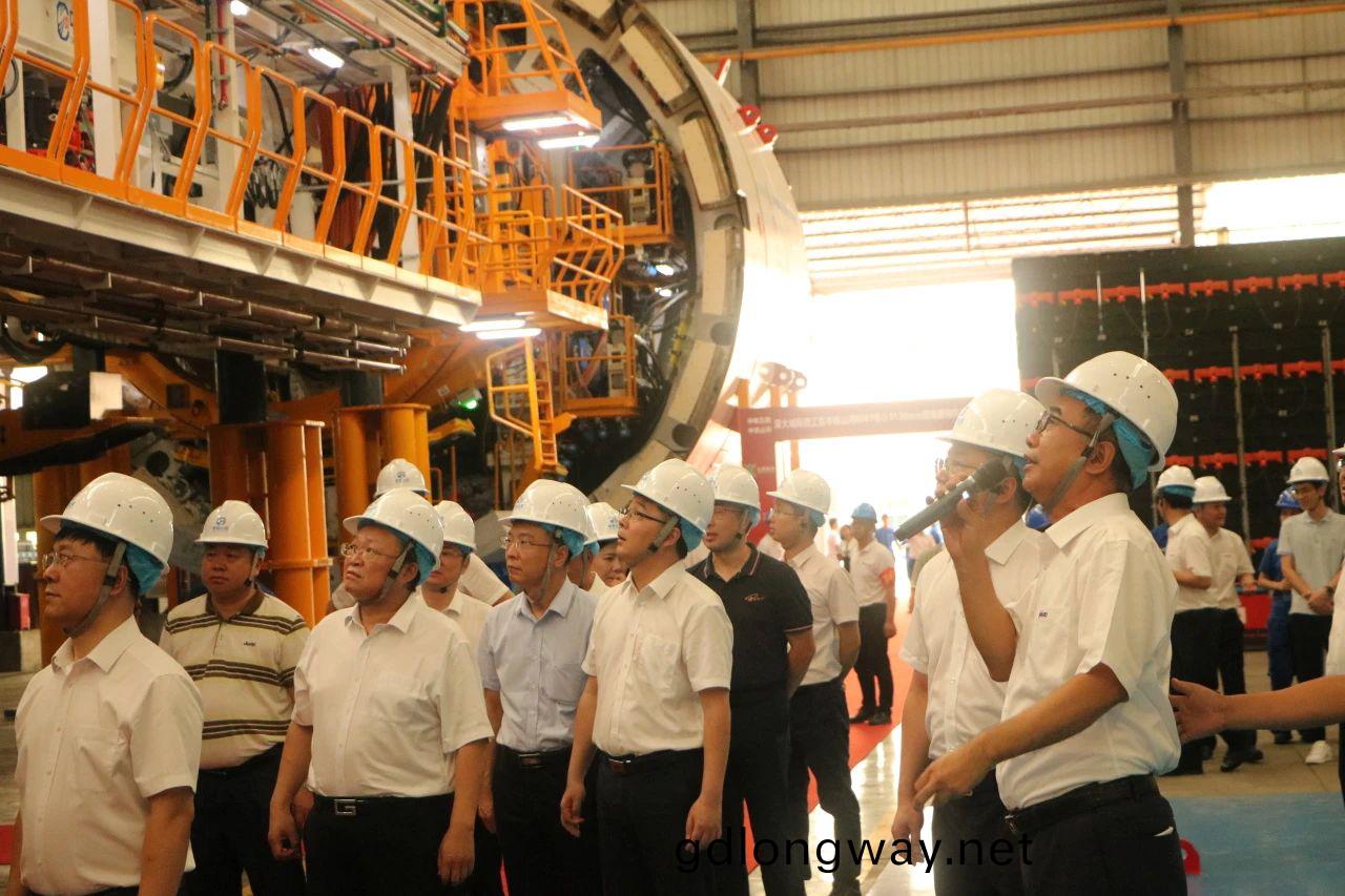 中(zhong)鐵山河粵港(gang)澳大(da)灣(wan)區首(shou)檯(tai)大(da)直(zhi)逕(jing)雙糢盾(dun)構機(ji)成(cheng)功(gong)下(xia)線(xian)