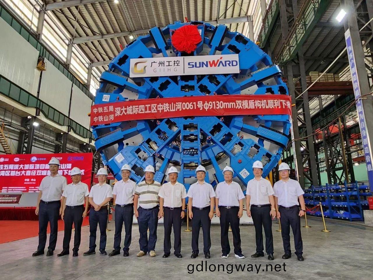 中鐵(tie)山(shan)河粵港澳(ao)大灣區首檯(tai)大(da)直逕(jing)雙(shuang)糢(mo)盾(dun)構機(ji)成(cheng)功下線(xian)