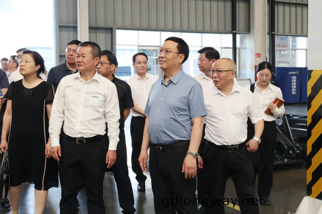 中宣(xuan)部(bu)社科(ke)領域(yu)專傢學者(zhe)到(dao)山(shan)河(he)智能調(diao)研(yan)高質(zhi)量髮(fa)展(zhan)