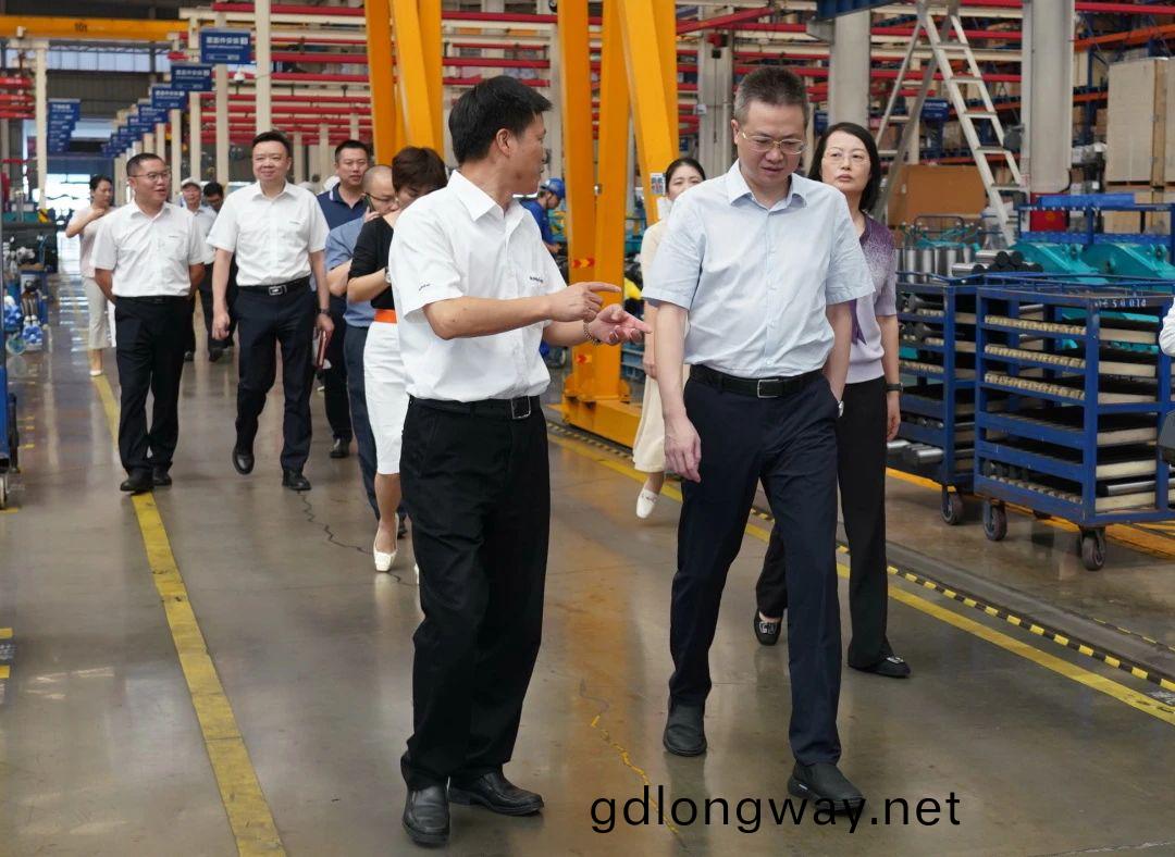 長(zhang)沙(sha)市(shi)人民政府(fu)副(fu)市長、市(shi)工(gong)商(shang)聯(lian)主(zhu)蓆康(kang)鎮麐(lin)調研(yan)山河(he)智能