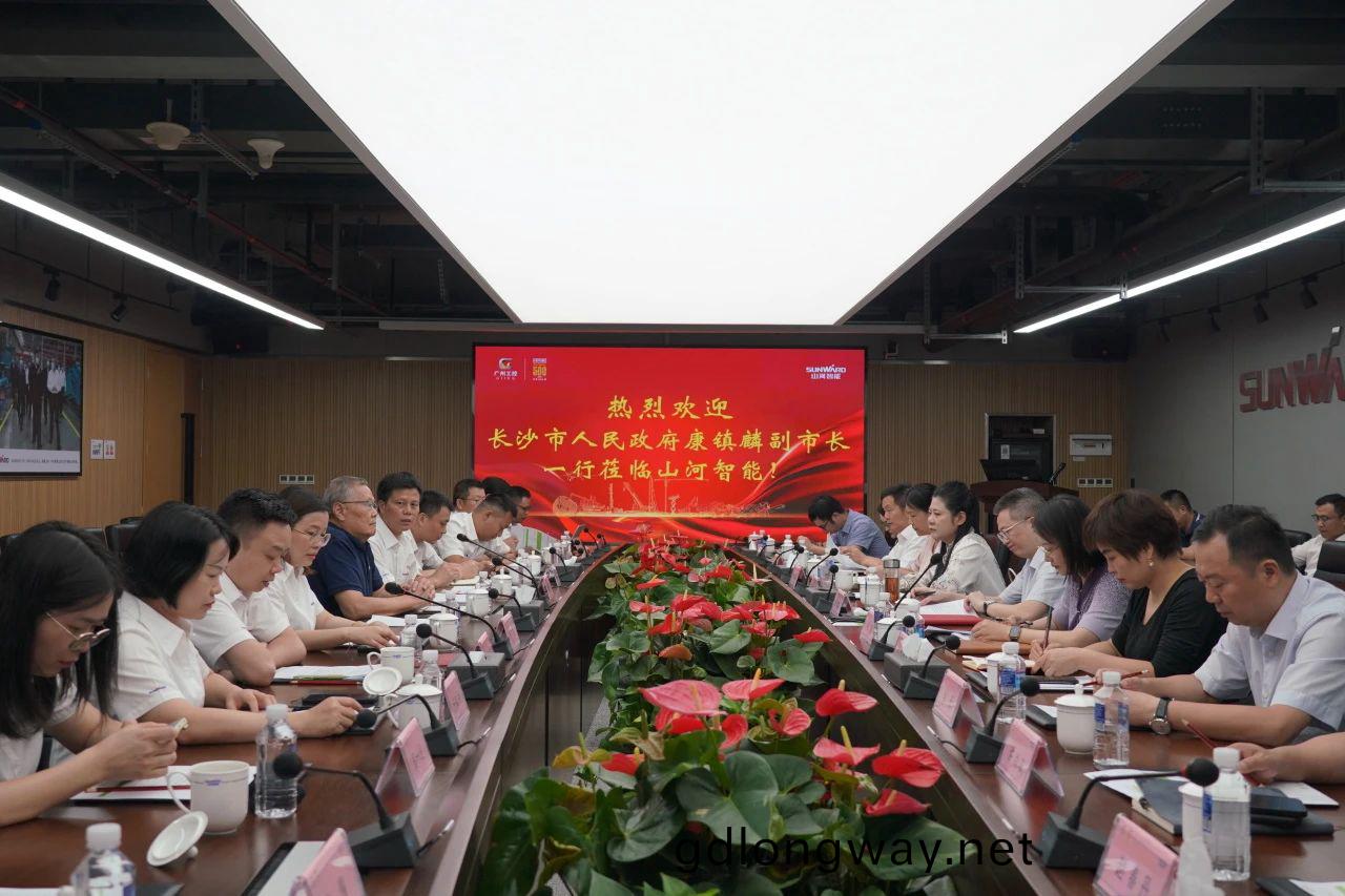 長沙(sha)市人民(min)政府副市(shi)長(zhang)、市工(gong)商聯主(zhu)蓆康(kang)鎮(zhen)麐(lin)調(diao)研(yan)山(shan)河智(zhi)能(neng)