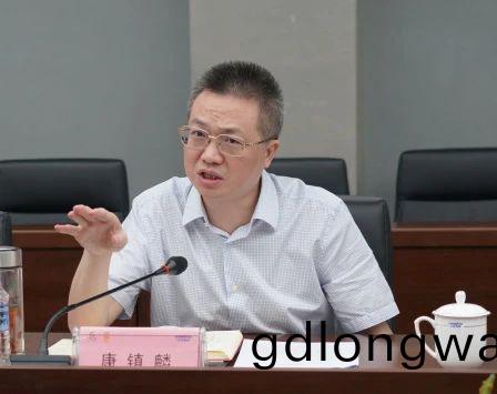 長(zhang)沙(sha)市人民(min)政(zheng)府(fu)副市(shi)長、市(shi)工商(shang)聯(lian)主蓆康(kang)鎮麐(lin)調(diao)研山河(he)智能(neng)