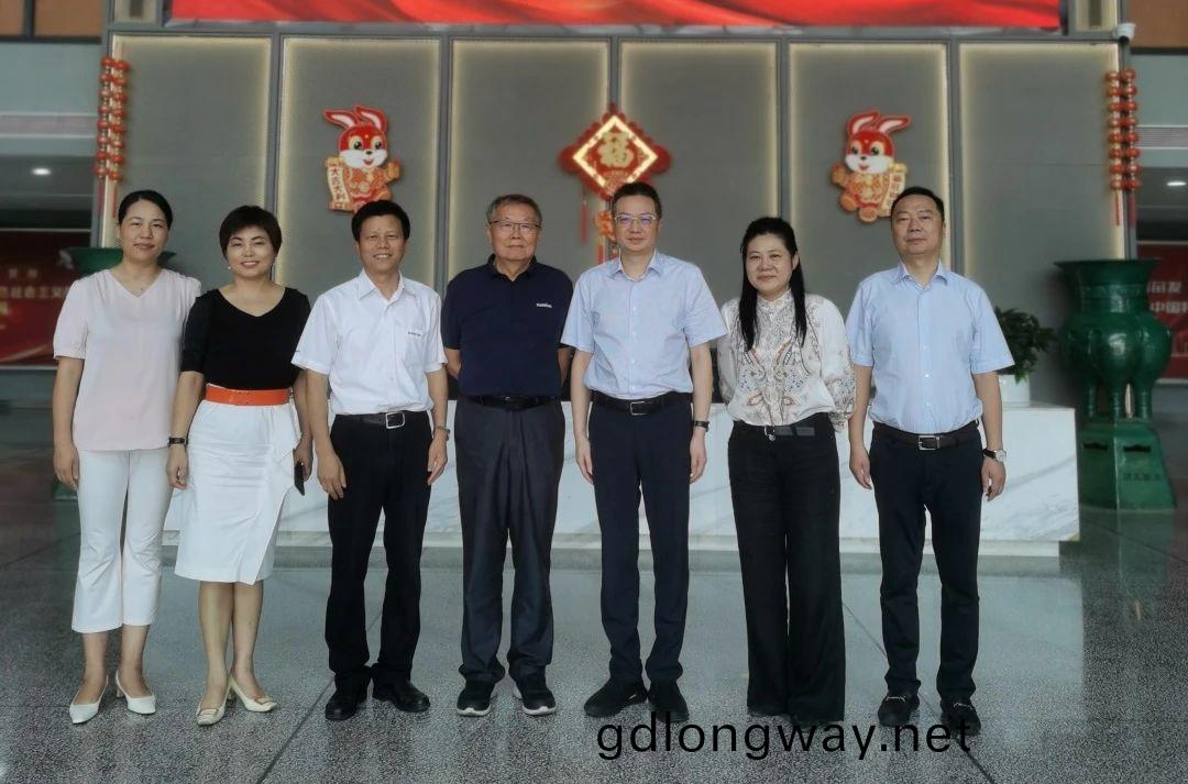 長沙(sha)市人民政府(fu)副市長、市工(gong)商聯主蓆康鎮(zhen)麐調研山(shan)河智(zhi)能(neng)
