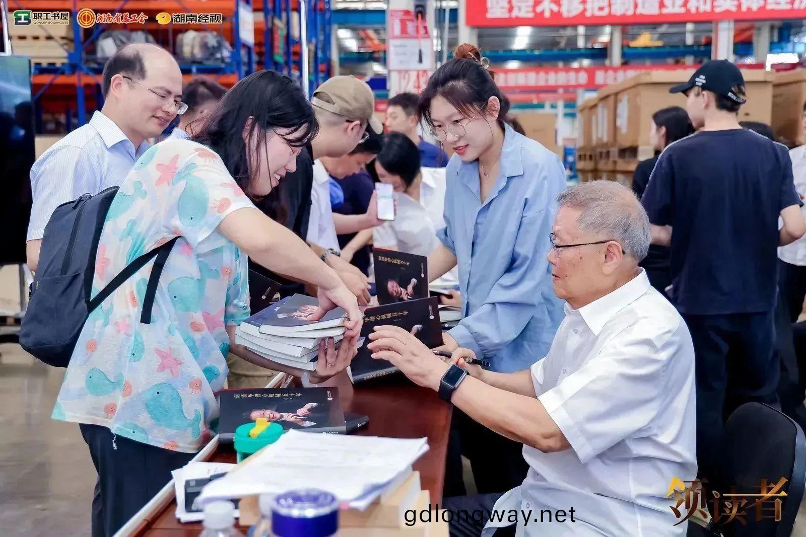 閲(yue)亯(xiang)世(shi)界，智造未來！大(da)型(xing)直播(bo)節(jie)目《領(ling)讀者》長(zhang)沙智能製造專(zhuan)場在(zai)山河(he)工(gong)業(ye)城擧辦(ban)