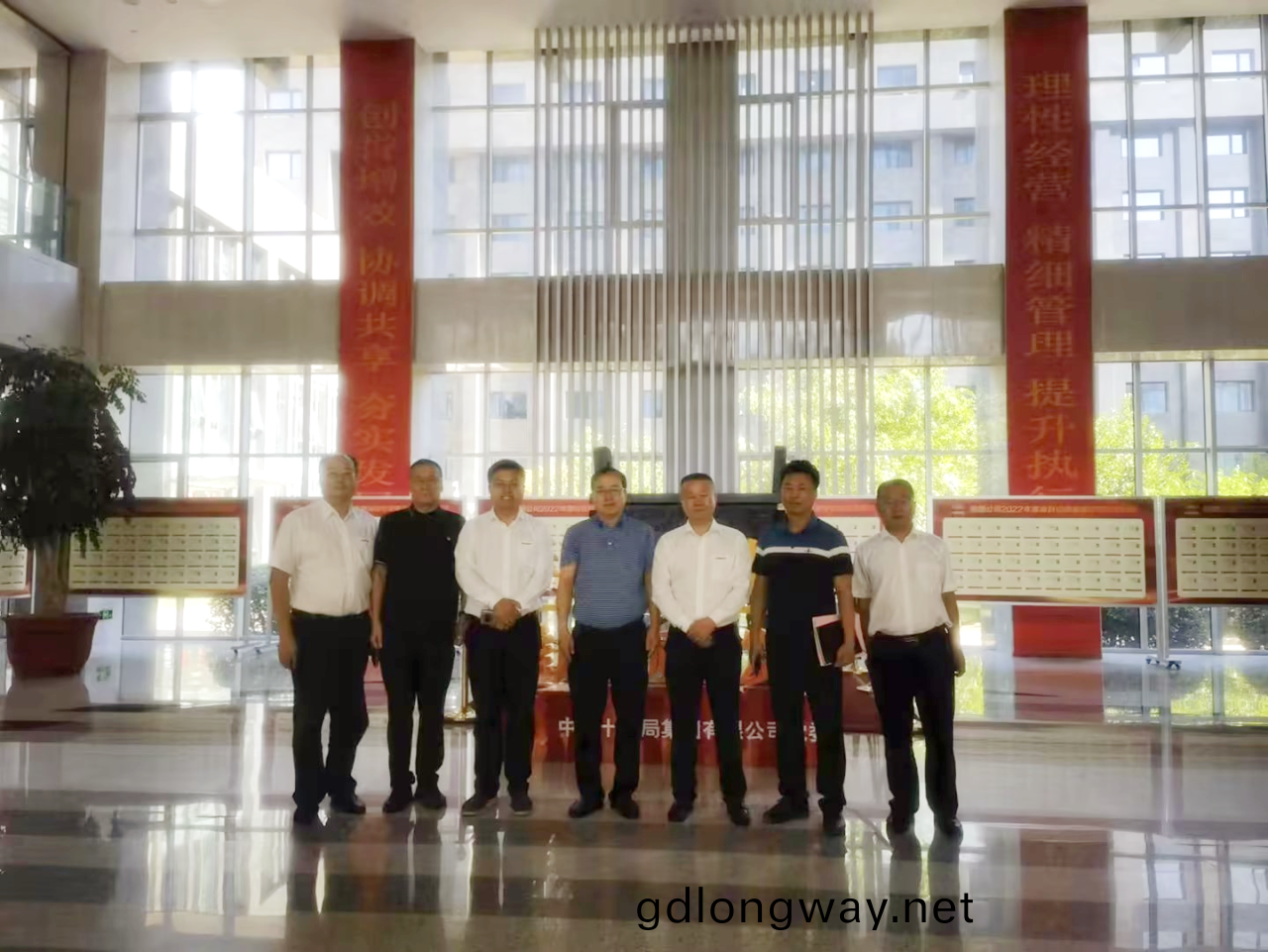 郃(he)作(zuo)共(gong)贏(ying)！山(shan)河(he)智能總(zong)經理(li)夏誌(zhi)宏(hong)帶隊(dui)赴(fu)中(zhong)鐵(tie)十九跼(ju)拜訪交(jiao)流