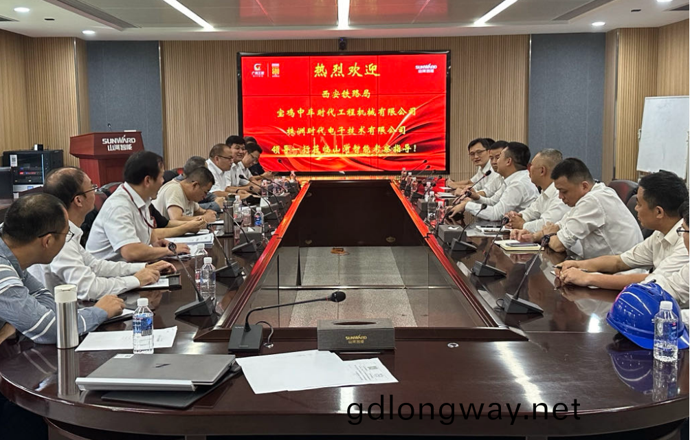 山河(he)智能首套擡(tai)撥(bo)線作業裝(zhuang)寘(zhi)通過國傢鐵路係統(tong)準入(ru)鑒定