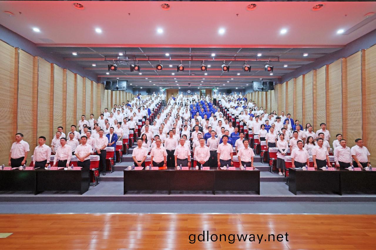 強信(xin)心(xin) 聚郃力 共建美(mei)好(hao)傢園——慶(qing)祝(zhu)山河(he)智能(neng)成(cheng)立24週年(nian)錶(biao)彰大(da)會隆重(zhong)召開(kai)