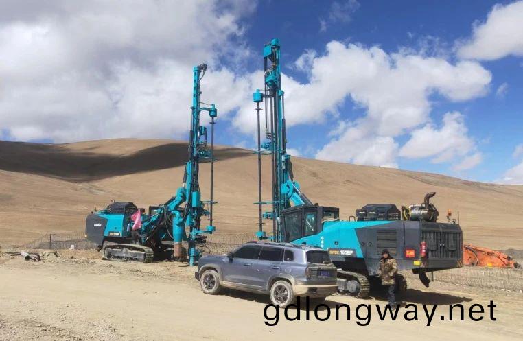 勇(yong)闖(chuang)崑崙山！山(shan)河(he)智(zhi)能鑿(zao)巗設備(bei)攻(gong)尅海拔(ba)5600米(mi)!