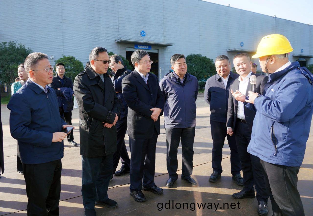聚焦(jiao)裝(zhuang)備再製造！上海(hai)市政協(xie)副主蓆(xi)、黨組副書記(ji)肖貴(gui)玉帶隊(dui)調(diao)研山河智(zhi)能(neng)