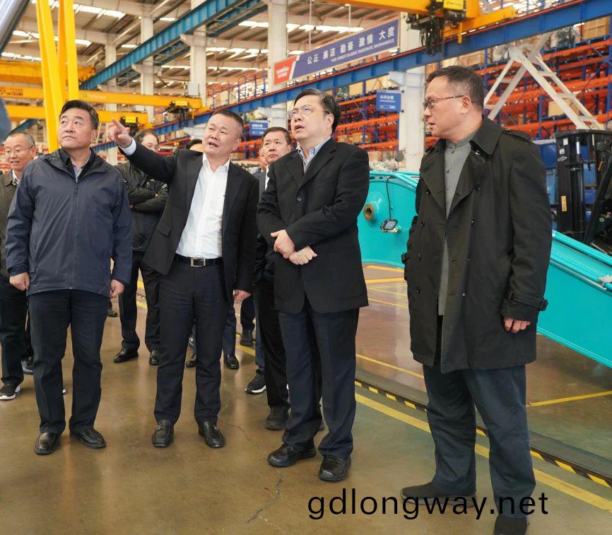 聚(ju)焦(jiao)裝(zhuang)備再製(zhi)造！上(shang)海市(shi)政(zheng)協(xie)副主蓆、黨組副書記(ji)肖(xiao)貴(gui)玉帶隊調(diao)研(yan)山(shan)河(he)智能