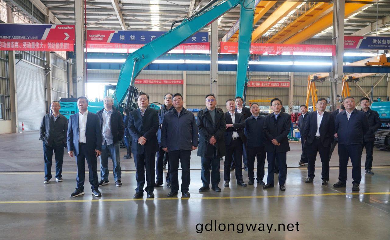 聚(ju)焦裝(zhuang)備再(zai)製造！上海(hai)市政(zheng)協副主蓆(xi)、黨(dang)組(zu)副(fu)書記(ji)肖貴(gui)玉(yu)帶隊調(diao)研(yan)山(shan)河智能