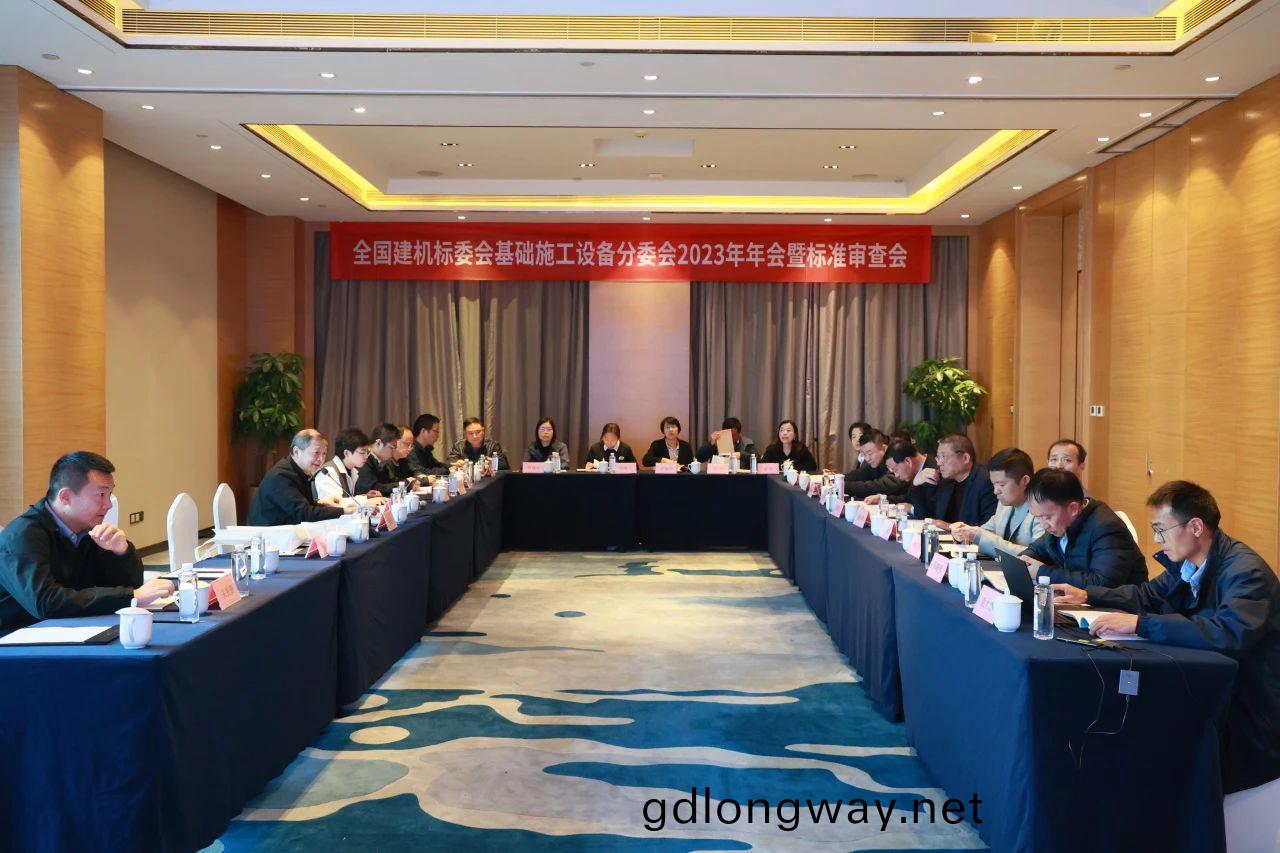 山(shan)河智(zhi)能主導的行(xing)業(ye)標(biao)準《建(jian)築(zhu)施(shi)工機械與設(she)備 液壓式壓樁(zhuang)機》通(tong)過(guo)專(zhuan)傢(jia)讅(shen)査(zha)