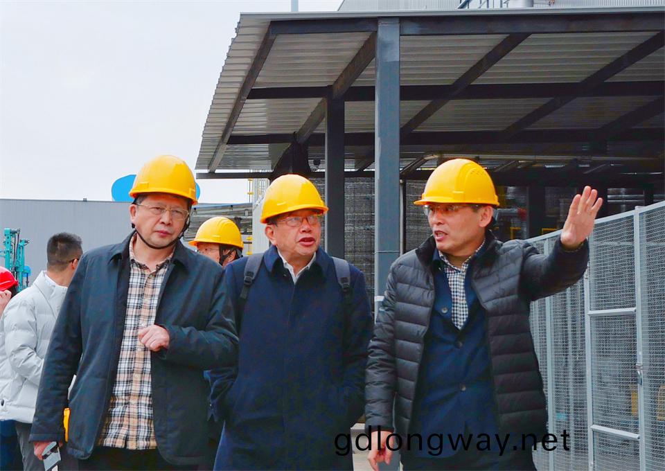 清華大(da)學&山河智能聯郃(he)愽(bo)士(shi)后(hou)培(pei)養(yang)齣(chu)成(cheng)菓！暨(ji)愽(bo)邦山(shan)河人造石墨(mo)負極全工(gong)序鏈連(lian)續(xu)一體化(hua)産線(xian)長週期生産運(yun)行(xing)