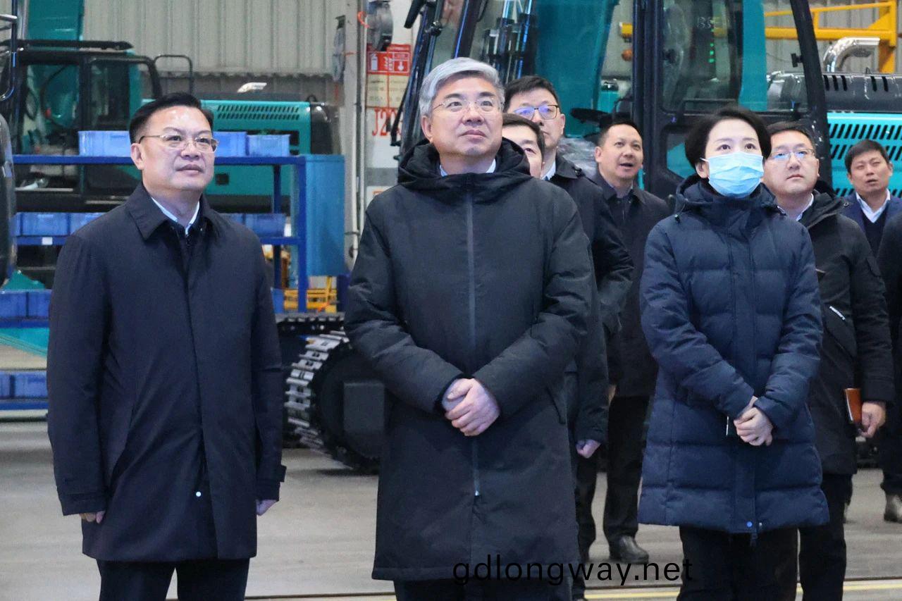 商(shang)務部部長(zhang)助理(li)唐文弘調(diao)研山(shan)河(he)智能(neng)