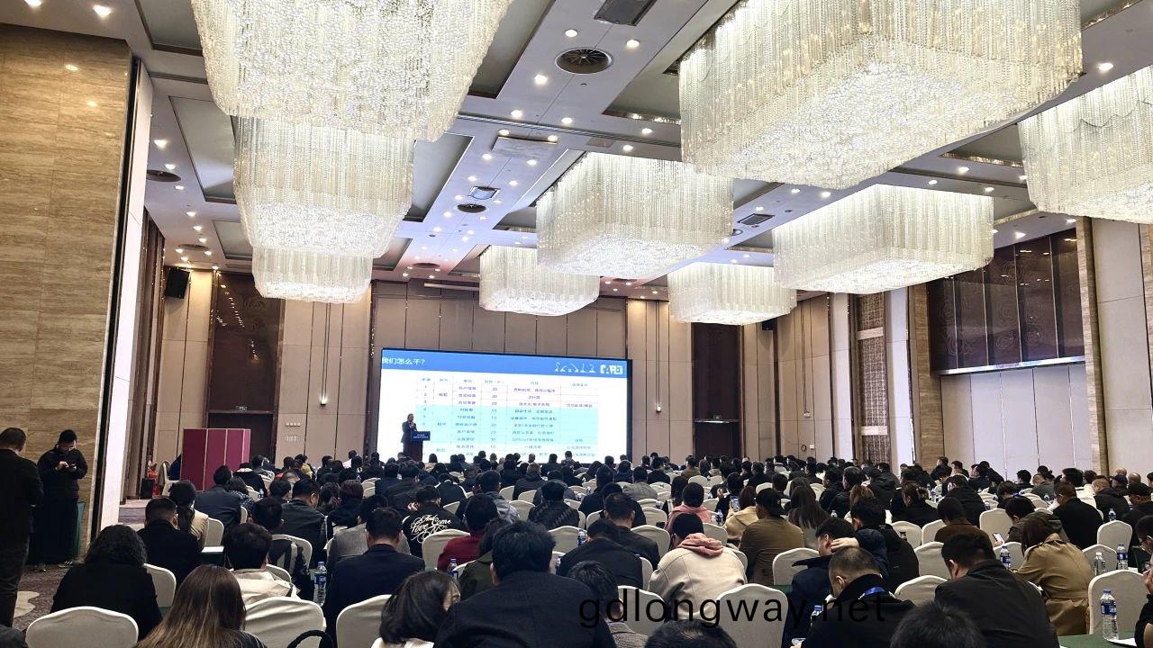 “爆(bao)品(pin)”來(lai)襲，籤單不斷！ 山河(he)智能盛裝(zhuang)亮(liang)相(xiang)第八屆(jie)全國(guo)高(gao)空作業平(ping)檯租(zu)賃大(da)會(hui)