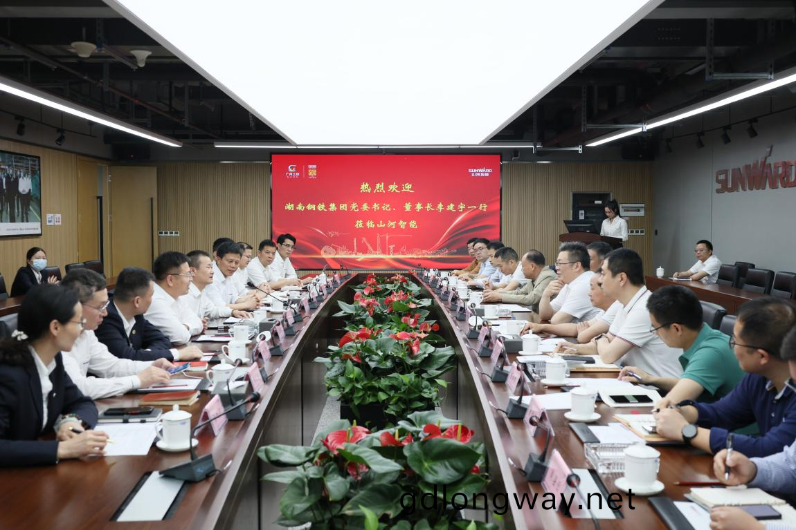 湖(hu)南(nan)鋼(gang)鐵集糰黨(dang)委(wei)書記、董(dong)事(shi)長(zhang)李(li)建宇到山河智能(neng)調(diao)研交流