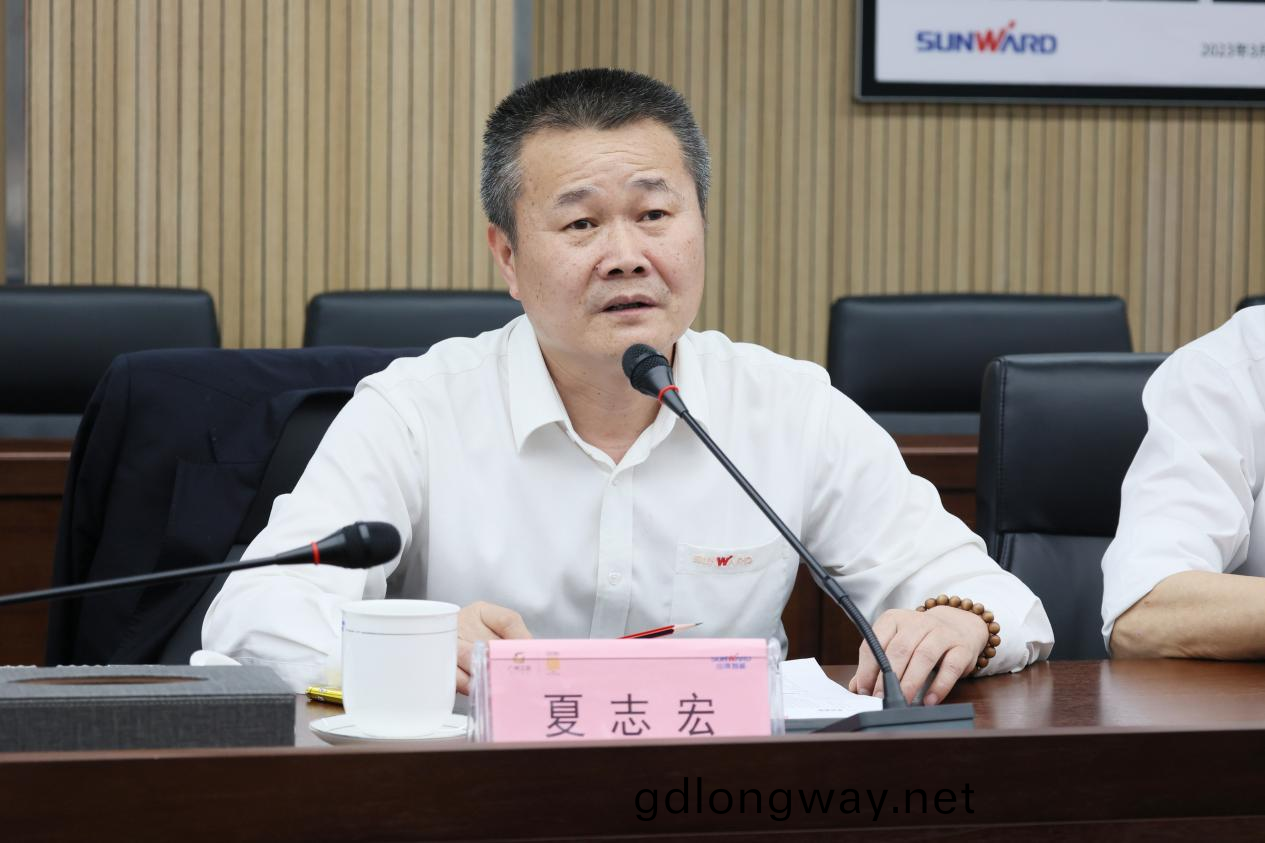 湖(hu)南(nan)鋼鐵(tie)集糰(tuan)黨委(wei)書記、董事(shi)長(zhang)李建宇(yu)到山河智(zhi)能(neng)調研交(jiao)流(liu)
