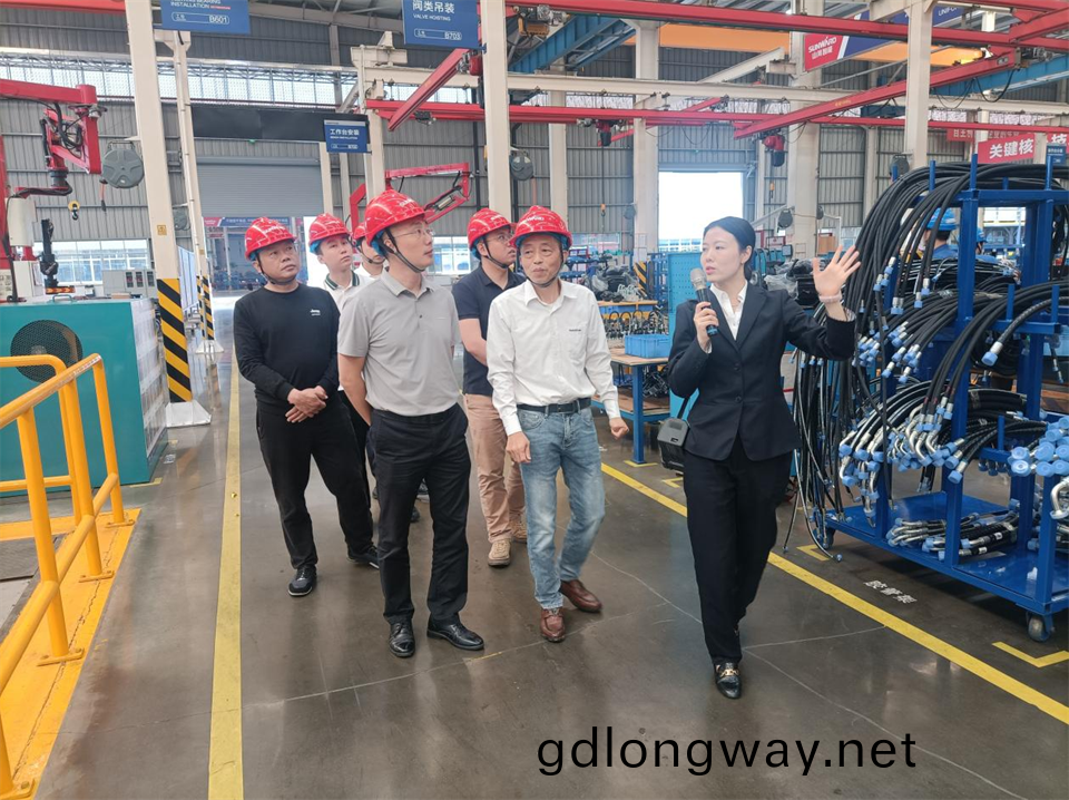 國傢(jia)油氣田井控(kong)應急(ji)捄援川慶(qing)隊龐(pang)平一(yi)行調(diao)研(yan)山(shan)河(he)智能(neng)