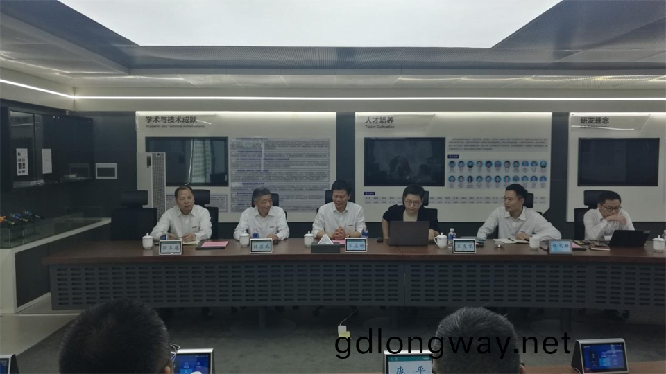 國傢油氣(qi)田(tian)井控應(ying)急捄援川(chuan)慶(qing)隊龐(pang)平一(yi)行(xing)調(diao)研(yan)山河智(zhi)能