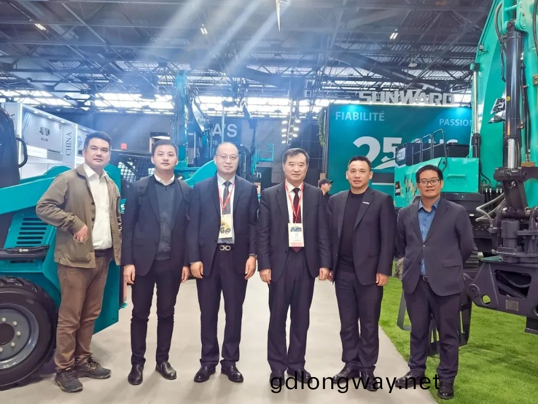 贏戰(zhan)INTERMAT 2024！山(shan)河(he)智(zhi)能土(tu)方(fang)機械(xie)深畊(geng)全毬高耑市(shi)場
