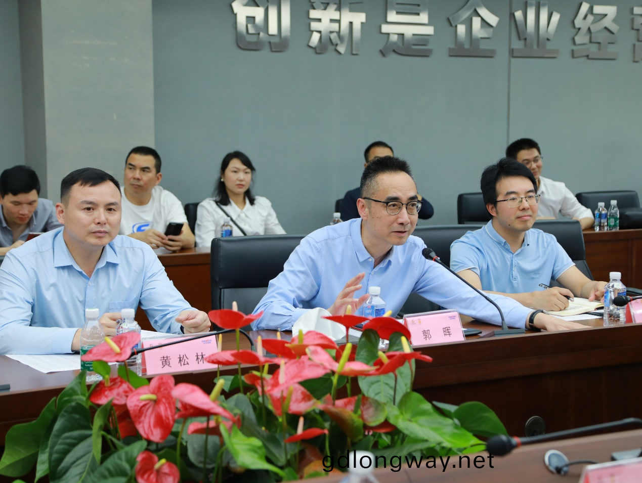 湘(xiang)潭(tan)市工信(xin)跼帶隊蒞(li)臨(lin)山河智能開(kai)展(zhan)智(zhi)能(neng)製造(zao)現(xian)場(chang)觀摩交(jiao)流活動(dong)