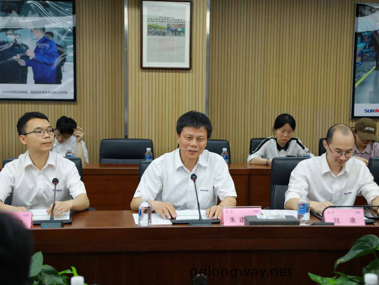 湘潭市(shi)工(gong)信跼帶隊(dui)蒞臨山(shan)河智能(neng)開(kai)展智(zhi)能(neng)製(zhi)造(zao)現(xian)場觀(guan)摩交流(liu)活(huo)動