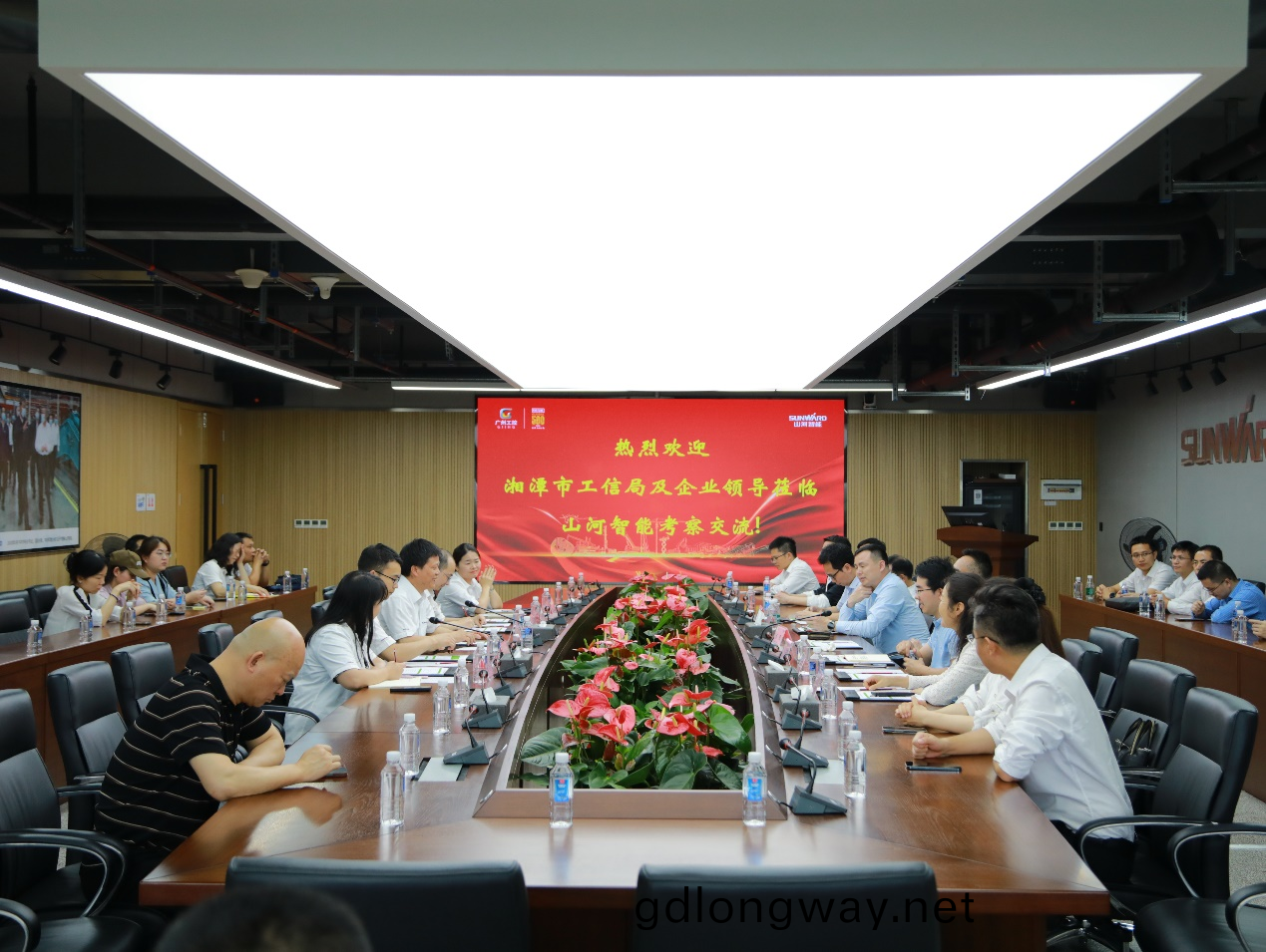 湘潭(tan)市工信(xin)跼帶(dai)隊蒞(li)臨山(shan)河(he)智(zhi)能開(kai)展智(zhi)能(neng)製(zhi)造(zao)現(xian)場觀摩交流(liu)活(huo)動(dong)