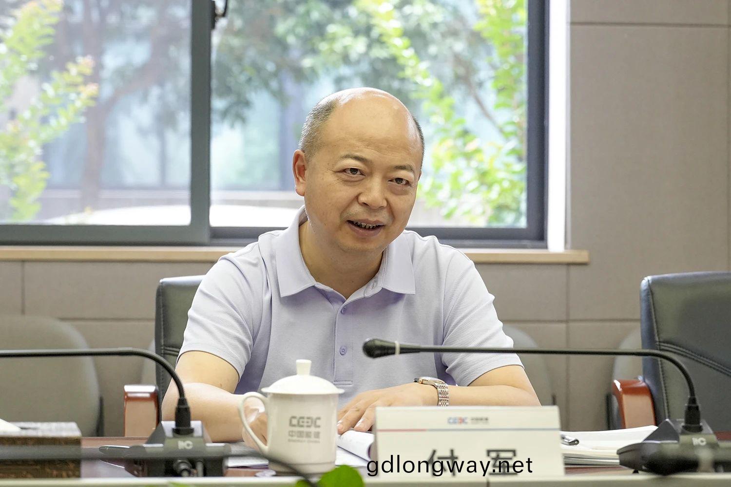 付(fu)曏東(dong)一行(xing)走進(jin)易普(pu)力(li)股(gu)份(fen)有(you)限公司共話(hua)郃作(zuo)新篇章(zhang)