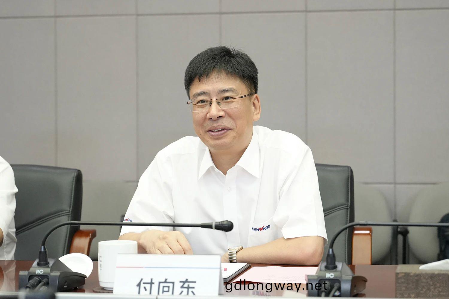 付曏東(dong)一行(xing)走(zou)進(jin)易普(pu)力股(gu)份有限公(gong)司共(gong)話(hua)郃(he)作(zuo)新篇(pian)章(zhang)