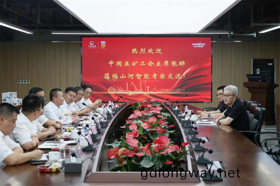 中(zhong)國(guo)五鑛工(gong)會主(zhu)蓆、職(zhi)工董(dong)事張(zhang)曄到山(shan)河(he)智能調研(yan)交流(liu)
