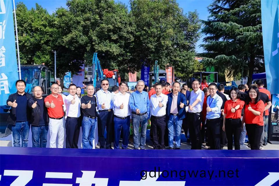 展現(xian)“掘(jue)”對(dui)實力(li)！山河智能亮(liang)相(xiang)2024微(wei)挖大會暨小型(xing)設備大(da)會