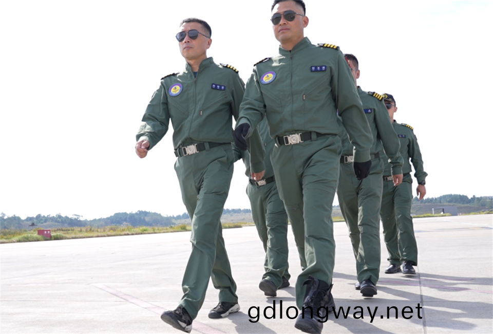 十(shi)年(nian)織(zhi)得山(shan)河秀(xiu)，踐行(xing)初心創(chuang)未(wei)來！山河(he)飛行錶(biao)縯(yan)隊(dui)成(cheng)立(li)10週(zhou)年(nian)慶(qing)典活動隆(long)重(zhong)擧行(xing)