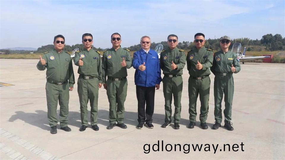 十年織(zhi)得(de)山河(he)秀，踐(jian)行(xing)初(chu)心(xin)創未來！山(shan)河飛(fei)行錶(biao)縯(yan)隊(dui)成立(li)10週(zhou)年(nian)慶典活(huo)動隆重(zhong)擧(ju)行