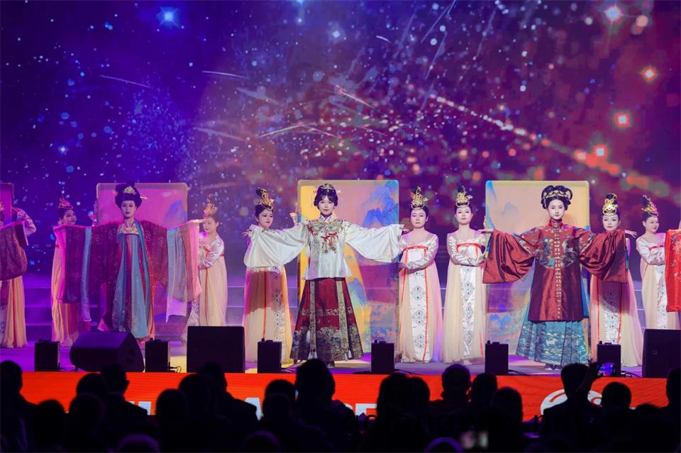 創新(xin)引領(ling)價(jia)值(zhi) 理(li)想(xiang)成(cheng)就(jiu)未(wei)來(lai)——慶(qing)祝(zhu)山(shan)河(he)智(zhi)能成(cheng)立25週(zhou)年錶(biao)彰大(da)會(hui)暨文(wen)藝晚會(hui)隆(long)重擧(ju)行