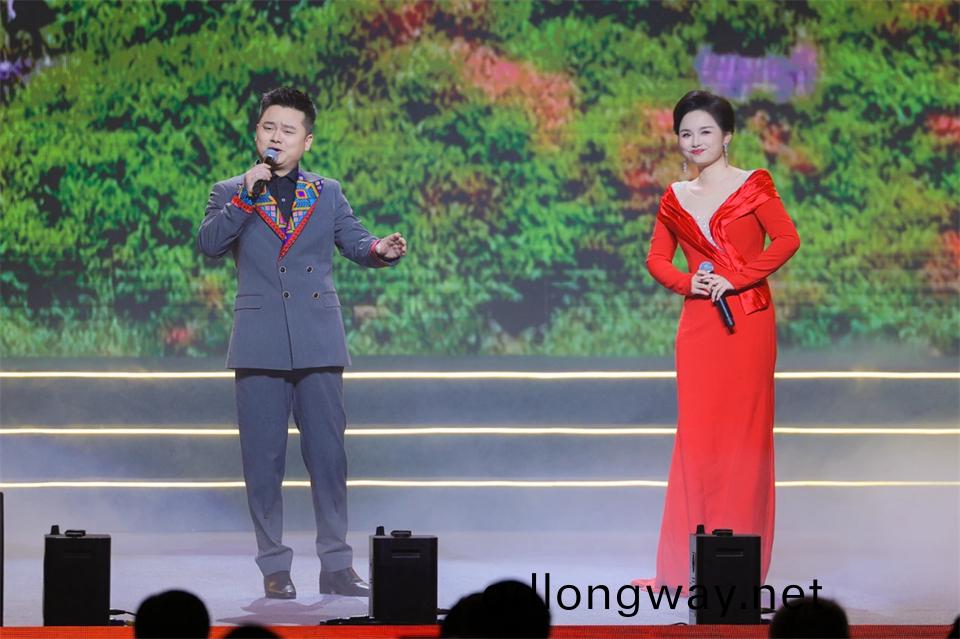 創新(xin)引領價值 理想成(cheng)就(jiu)未(wei)來(lai)——慶祝山(shan)河智(zhi)能(neng)成立(li)25週(zhou)年(nian)錶(biao)彰大(da)會(hui)暨文藝晚會隆(long)重(zhong)擧(ju)行