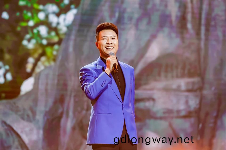 創(chuang)新(xin)引領(ling)價值 理(li)想成就(jiu)未(wei)來(lai)——慶(qing)祝(zhu)山河(he)智能(neng)成(cheng)立(li)25週(zhou)年(nian)錶彰大(da)會(hui)暨文(wen)藝(yi)晚會隆重擧行