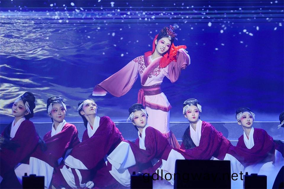 創(chuang)新引(yin)領價(jia)值 理想成就未(wei)來——慶(qing)祝山(shan)河智能成立(li)25週(zhou)年(nian)錶(biao)彰大(da)會暨(ji)文藝晚會隆(long)重擧行