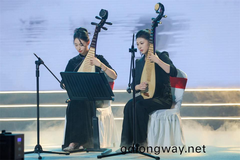 創(chuang)新引領(ling)價(jia)值(zhi) 理想成(cheng)就未來——慶(qing)祝(zhu)山(shan)河智(zhi)能成(cheng)立(li)25週(zhou)年錶彰大(da)會(hui)暨(ji)文(wen)藝晚會(hui)隆(long)重(zhong)擧行
