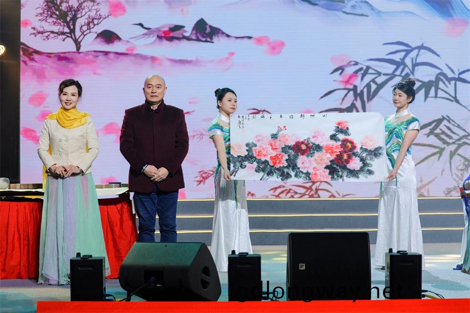 創新引(yin)領(ling)價(jia)值 理(li)想成就未來(lai)——慶祝(zhu)山河智(zhi)能(neng)成立25週年錶彰大會暨文(wen)藝晚(wan)會隆(long)重(zhong)擧(ju)行(xing)