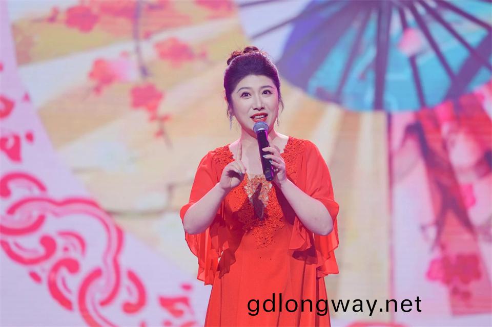 創(chuang)新引領(ling)價(jia)值 理想(xiang)成(cheng)就未來——慶(qing)祝(zhu)山(shan)河(he)智(zhi)能成立25週(zhou)年錶彰(zhang)大會(hui)暨(ji)文(wen)藝(yi)晚會隆重(zhong)擧行(xing)
