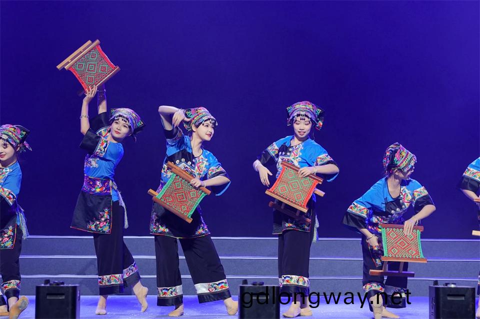 創(chuang)新引(yin)領(ling)價(jia)值 理想成(cheng)就(jiu)未來(lai)——慶祝山河智能(neng)成立(li)25週年(nian)錶彰(zhang)大會(hui)暨文(wen)藝晚(wan)會(hui)隆(long)重(zhong)擧(ju)行(xing)